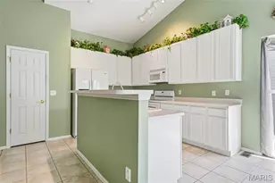 568 Hilltop Townes Dr, Eureka, MO 63025 - Photo 9