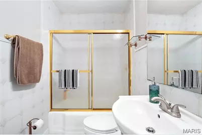 9910 Parkway Drive, Saint Louis, MO 63137 - Photo 11