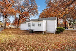 10129 Ashbrook Dr, Saint Louis, MO 63137 - Photo 9