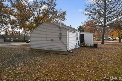 10129 Ashbrook Drive, Saint Louis, MO 63137 - Photo 7