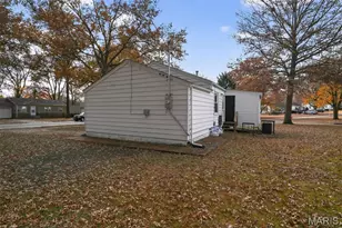 10129 Ashbrook Dr, Saint Louis, MO 63137 - Photo 7