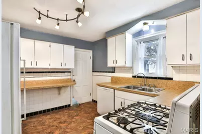 9150 Wayne Drive, Saint Louis, MO 63123 - Photo 7