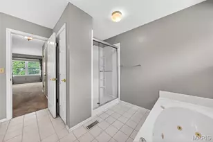 10863 Picadily Square Dr, Saint Louis, MO 63146 - Photo 13