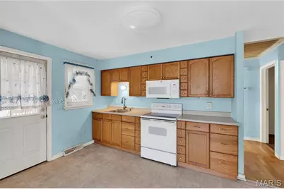 9844 Mecca Lane, Breckenridge Hills, MO 63074 - Photo 11