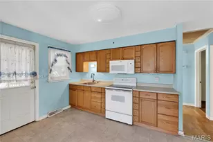 9844 Mecca Ln, Breckenridge Hills, MO 63074 - Photo 11