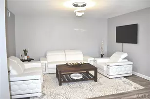 4366 Chateau De Ville Dr, Saint Louis, MO 63129 - Photo 7