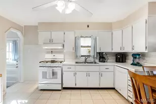 10704 St Matthew Ln, Saint Ann, MO 63074 - Photo 3