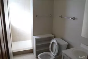 8910 Shawnee Ln, Saint Louis, MO 63114 - Photo 15