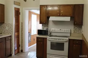 8910 Shawnee Ln, Saint Louis, MO 63114 - Photo 3