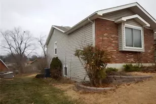 2 Charleroi Pl, Lake Saint Louis, MO 63367 - Photo 3