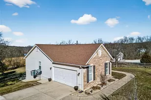 113 Bridlespur Ct, Hawk Point, MO 63349 - Photo 3