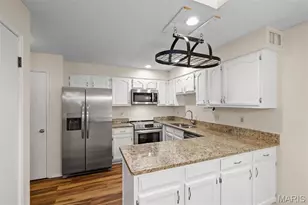 1940 Meadowtree Ln, Kirkwood, MO 63122 - Photo 7