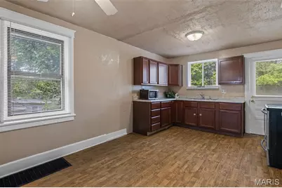 10651 Thorpe Avenue, Saint Louis, MO 63114 - Photo 9