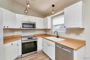 4948 Hurstborough Ct, Hazelwood, MO 63042 - Photo 9