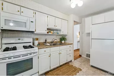 8015 Parkwood Drive, Saint Louis, MO 63123 - Photo 11