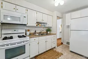 8015 Parkwood Dr, Saint Louis, MO 63123 - Photo 11