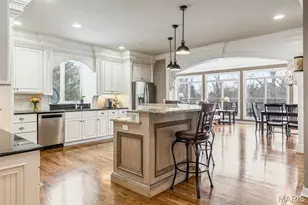 1040 Greystone Manor Pkwy, Chesterfield, MO 63005 - Photo 27