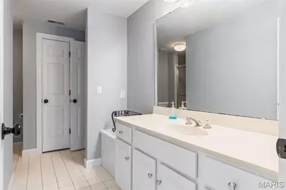 1040 Greystone Manor Parkway, Chesterfield, MO 63005 - Photo 67