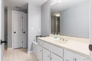 1040 Greystone Manor Pkwy, Chesterfield, MO 63005 - Photo 67