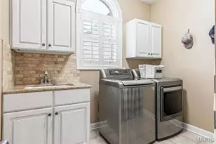 1040 Greystone Manor Pkwy, Chesterfield, MO 63005 - Photo 35