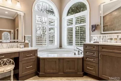 1040 Greystone Manor Parkway, Chesterfield, MO 63005 - Photo 41