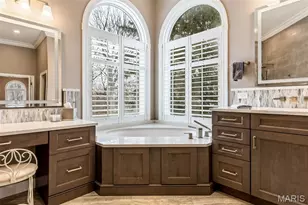 1040 Greystone Manor Pkwy, Chesterfield, MO 63005 - Photo 41