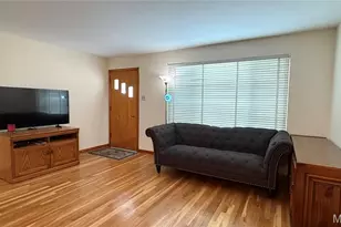 9834 Glenmont Dr, Saint Louis, MO 63123 - Photo 5