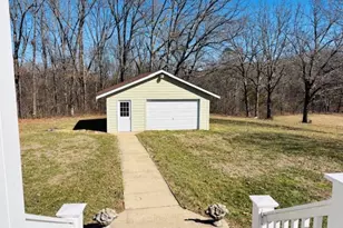 205 and 207 Center Point Rd, Shelbyville, MO 65565 - Photo 15