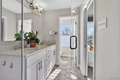 1087 E Linden Avenue, Saint Louis, MO 63117 - Photo 13