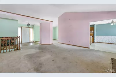 1828 Chateau Du Mont Drive, Florissant, MO 63031 - Photo 5