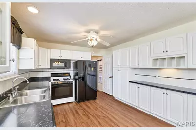 4 Sharon Court, Florissant, MO 63031 - Photo 9