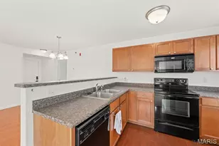 914 Saravalle Dr, Saint Charles, MO 63376 - Photo 7