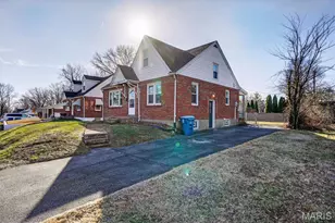8910 Harold Dr, Saint Louis, MO 63134 - Photo 3