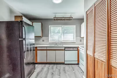 18 Redwood Drive, Florissant, MO 63031 - Photo 7