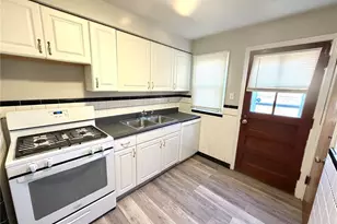 1033 Bakewell Dr, Bellefontaine Neighbors, MO 63137 - Photo 9