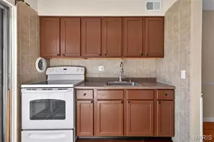 7908 Camelot Ln, Saint Louis, MO 63123 - Photo 13