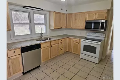 206 Lake Avenue, Maryland Heights, MO 63043 - Photo 9