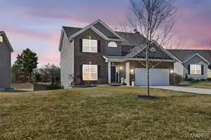 303 Hidden Bluffs Ct, Lake Saint Louis, MO 63367 - Photo 3