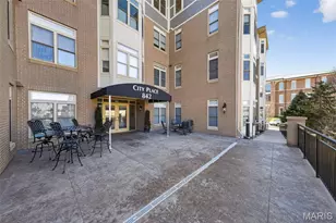 842 N New Ballas Ct, Creve Coeur, MO 63141 - Photo 1