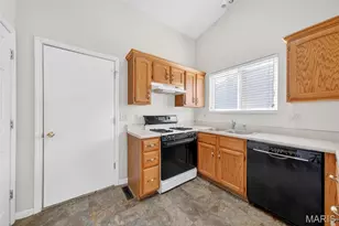 1002 Chapel Hill Dr, Saint Peters, MO 63376 - Photo 9