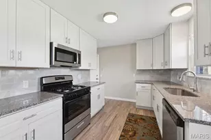 1077 Dawn Valley Dr, Maryland Heights, MO 63043 - Photo 9