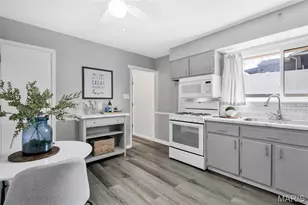 10508 Scotland Dr, Saint Louis, MO 63114 - Photo 11