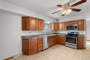 10556 Crecelius Dr, Saint Louis, MO 63123 - Photo 11