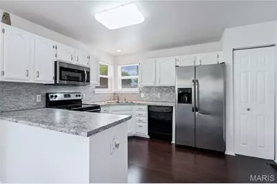 1860 Chateau Du Mont Drive, Florissant, MO 63031 - Photo 7