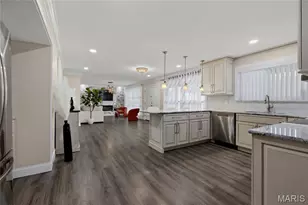 9443 Oakwood Manor Ln, Sunset Hills, MO 63126 - Photo 11