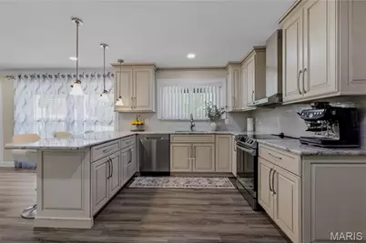 9443 Oakwood Manor Lane, Sunset Hills, MO 63126 - Photo 11