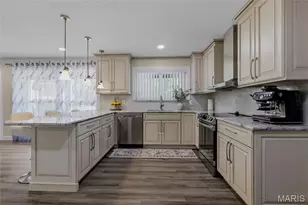 9443 Oakwood Manor Ln, Sunset Hills, MO 63126 - Photo 11