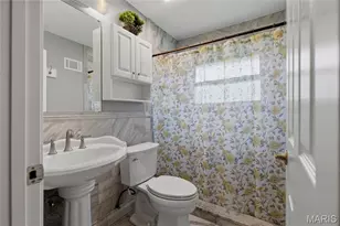 9443 Oakwood Manor Ln, Sunset Hills, MO 63126 - Photo 13