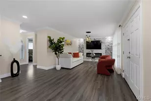 9443 Oakwood Manor Ln, Sunset Hills, MO 63126 - Photo 7