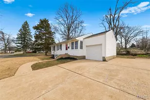 10410 Ewell Dr, Saint Louis, MO 63137 - Photo 5